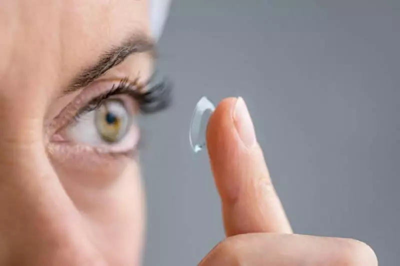 馬來女子戴隱形眼鏡僅1天,「眼睛刺痛、模糊不清」,差點失明