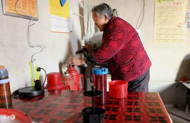 婆婆60歲生日,我幫忙張羅飯菜,看到她的金鐲子,我鬧翻了天