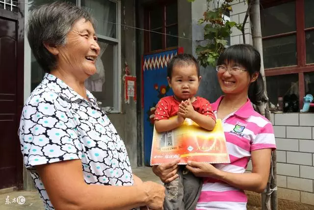 婆婆60歲生日,我幫忙張羅飯菜,看到她的金鐲子,我鬧翻了天