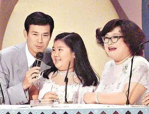 71歲鄭少秋全家照,3任妻子對比差距大,4個女兒同父不同命