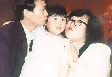 71歲鄭少秋全家照,3任妻子對比差距大,4個女兒同父不同命