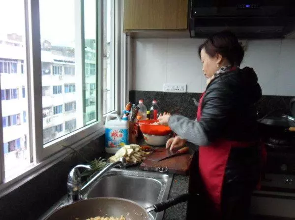 小產後自己買菜,半夜廚房有人做飯,瞥了13歲小姑一眼,我砸了鍋