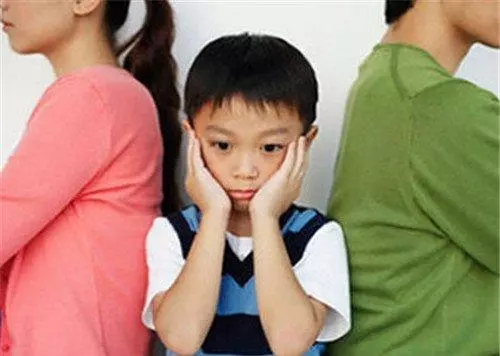 父母離婚,我選擇脾氣暴躁的父親,偷聽到他們的談話,我明白了
