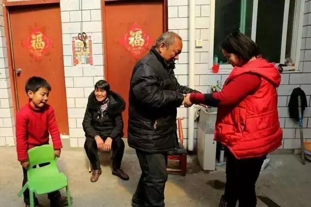 我月入1萬3,爸媽裝修房子我給4萬,他們說我白眼狼,我回了九字