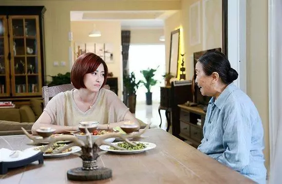 婆婆住院半個月,兩個姑姐都不管,我給婆婆1萬6,全家都炸鍋