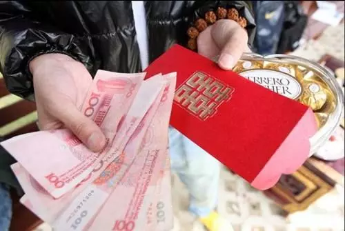 小舅子結婚我給2萬,手機一震,我高興添3萬,丈母娘和我媽都傻眼