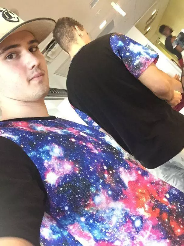 20件超巧合爆笑衣服 #3噢竟然和牆壁撞衫…