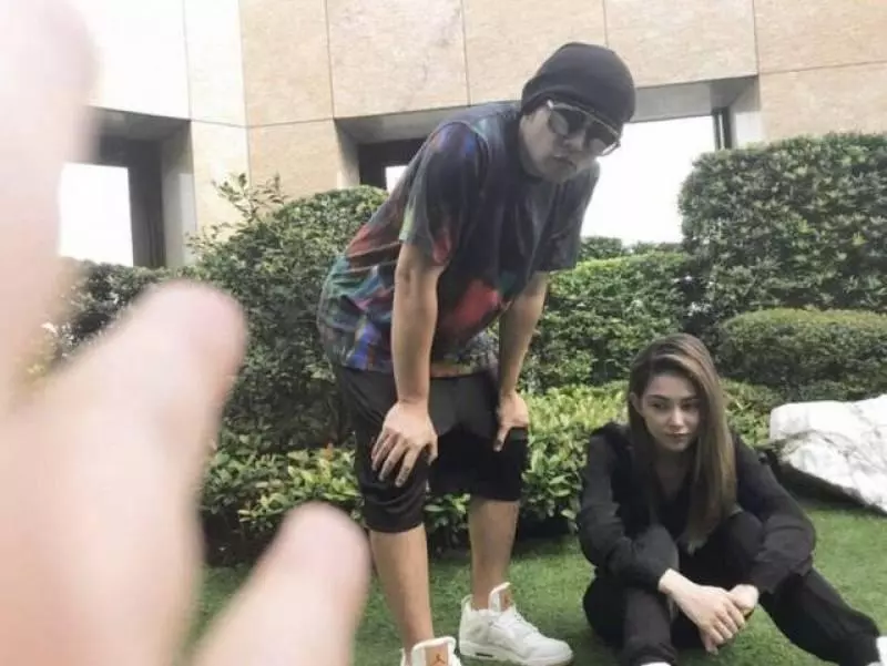 天王周董大女兒正面照爆光,五官顏值差距太大,網友:還好像媽媽 -