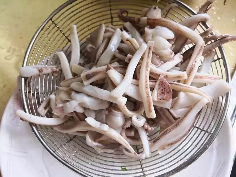 | 蔥爆魷魚 |炒魷魚是有竅門的,這樣炒又鮮又嫩,不會嚼不動
