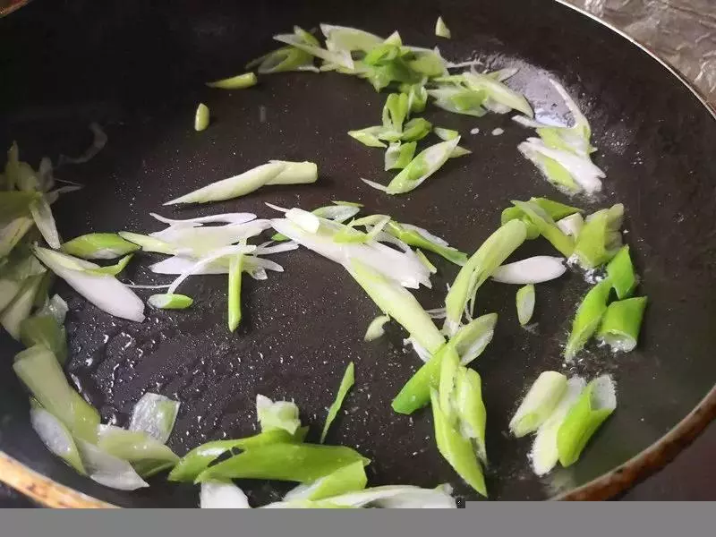 | 蔥爆魷魚 |炒魷魚是有竅門的,這樣炒又鮮又嫩,不會嚼不動
