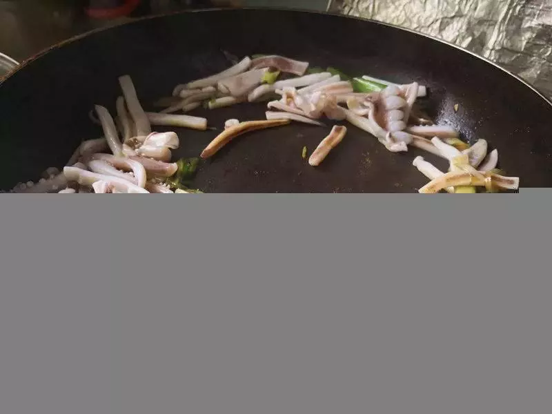 | 蔥爆魷魚 |炒魷魚是有竅門的,這樣炒又鮮又嫩,不會嚼不動