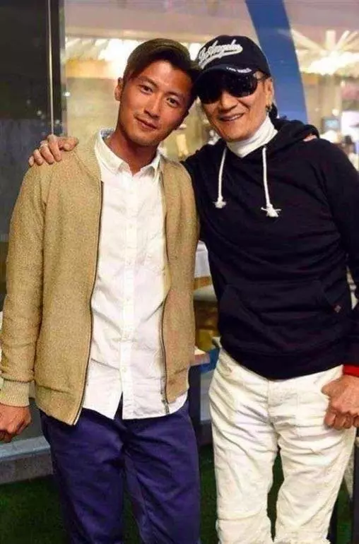 謝霆鋒曬82歲父親近照,謝賢罕見摘下墨鏡,笑容竟有幾分和藹