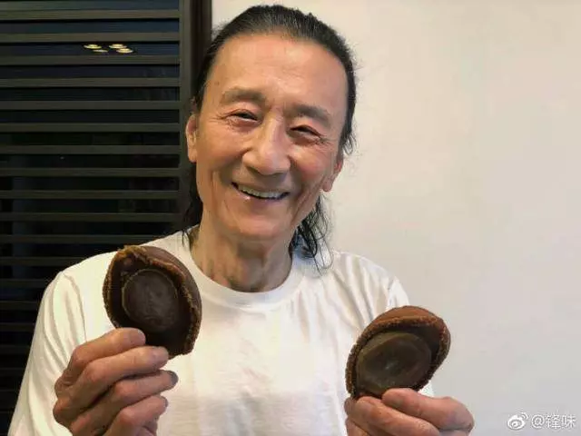 謝霆鋒曬82歲父親近照,謝賢罕見摘下墨鏡,笑容竟有幾分和藹