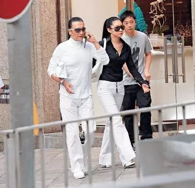 謝霆鋒曬82歲父親近照,謝賢罕見摘下墨鏡,笑容竟有幾分和藹