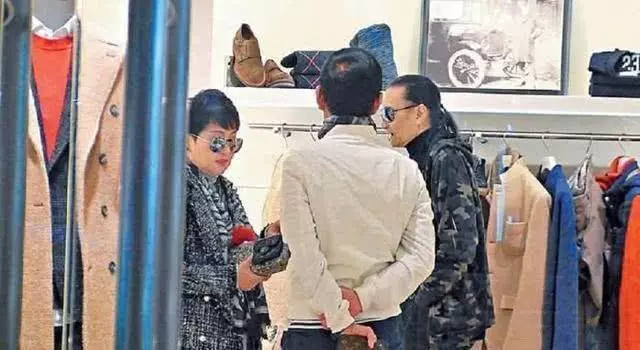 謝霆鋒曬82歲父親近照,謝賢罕見摘下墨鏡,笑容竟有幾分和藹