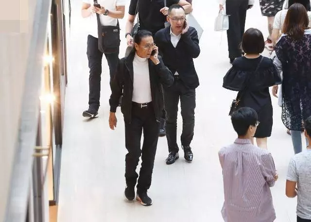 謝霆鋒曬82歲父親近照,謝賢罕見摘下墨鏡,笑容竟有幾分和藹