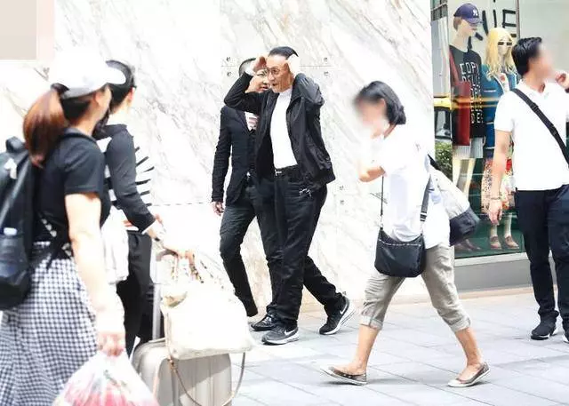 謝霆鋒曬82歲父親近照,謝賢罕見摘下墨鏡,笑容竟有幾分和藹