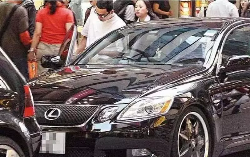 陳小春自曝已10年沒有換車,看了他的座駕後,網友:別想了