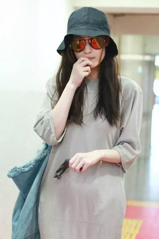 在機場見到趙麗穎了,穿這麼短的衣服,身材依舊苗條