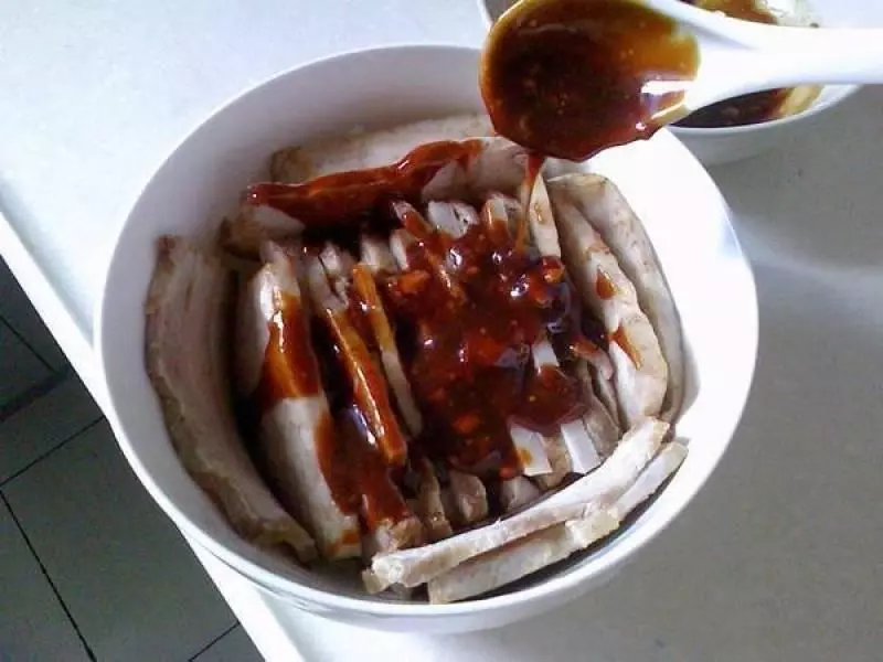 五花肉別炒著吃,試試香芋蒸扣肉,上菜5分鐘就吃完了