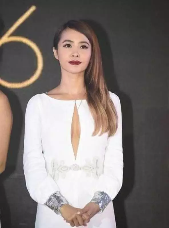 蔡依林真敢穿中間那條「事業線縫」不是任何人都撐得起來要掉不掉心癢癢