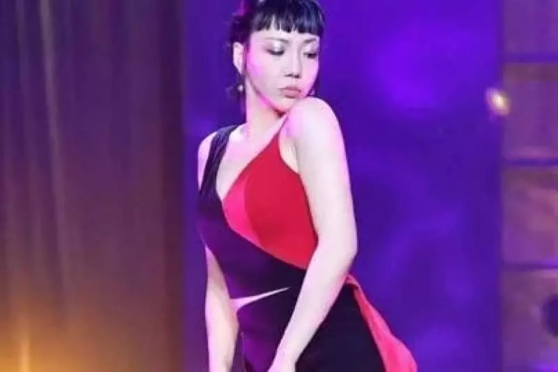 新舞林大會:吳莫愁抬腿瞬間,驚現「衛巾」,伴舞的表情亮了 -