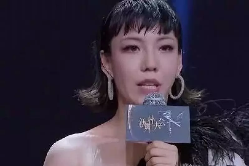 新舞林大會:吳莫愁抬腿瞬間,驚現「衛巾」,伴舞的表情亮了 -