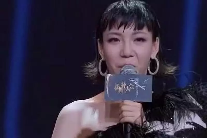 新舞林大會:吳莫愁抬腿瞬間,驚現「衛巾」,伴舞的表情亮了 -