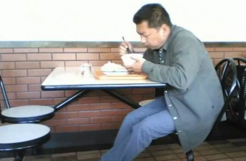 打工仔飯館吃飯,結帳時卻被訛8000塊天價,僵持不下報警,才知老闆救自己一命