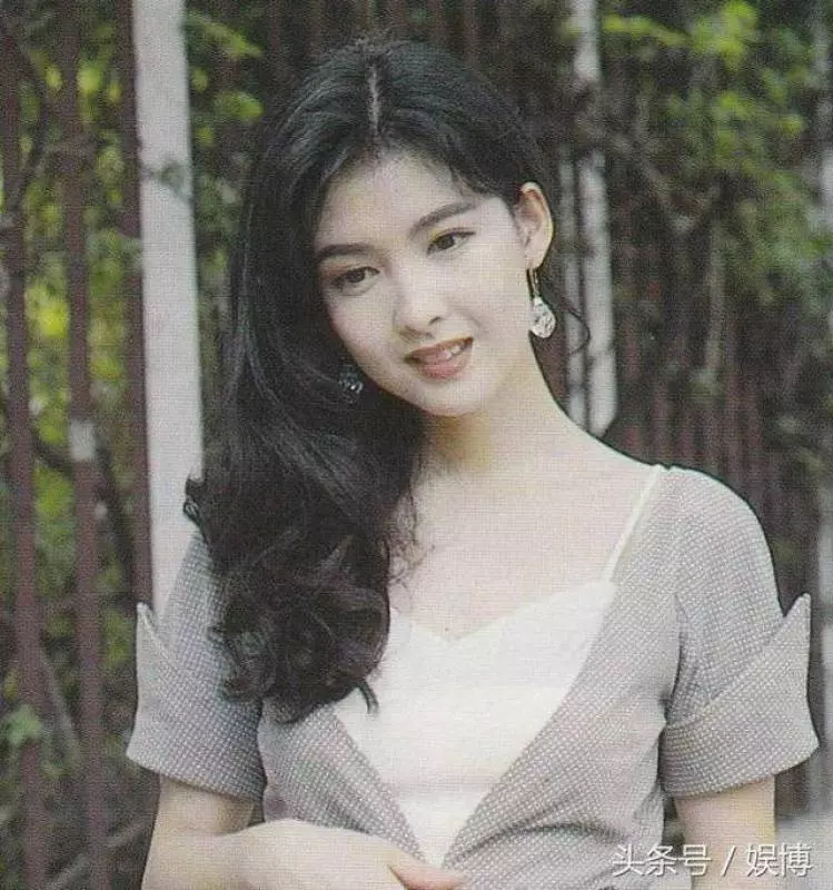 盤點女神年輕照:玉女掌門人周慧敏,台灣第一美女蕭薔,性感美艷翁虹,全都輸給了她