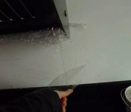 廚房牆面又髒又油?教你一招,30秒快速清理乾淨,不費事兒,太實用!
