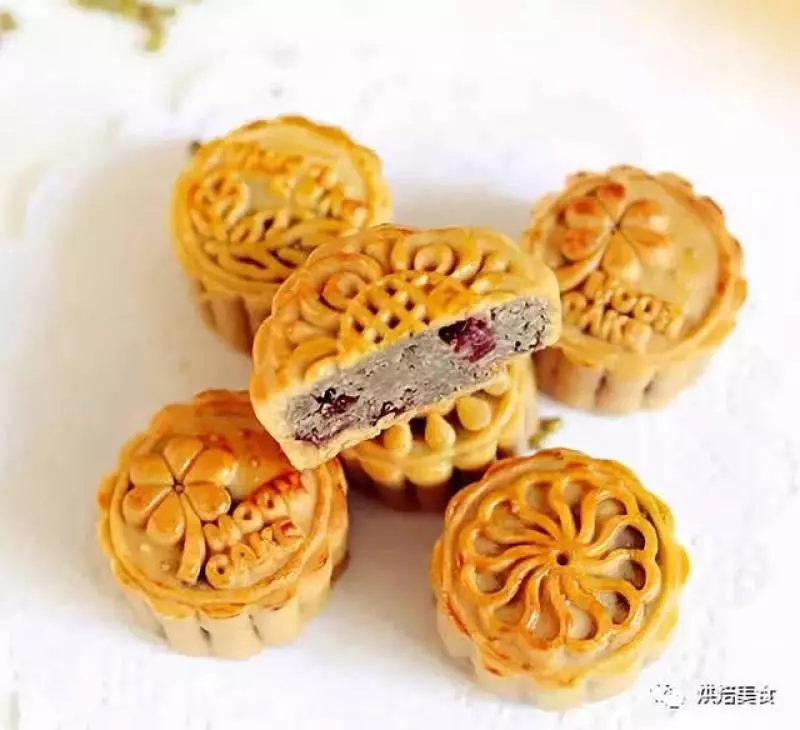 黑芝麻綠豆蔓越莓做出的月餅,低油少糖的餡料~