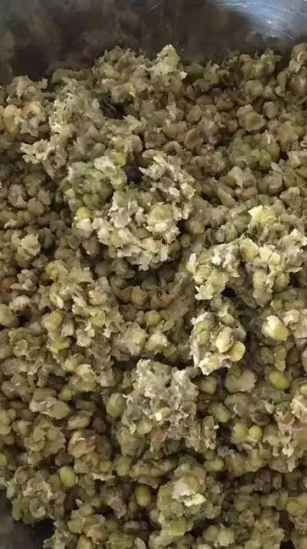 黑芝麻綠豆蔓越莓做出的月餅,低油少糖的餡料~
