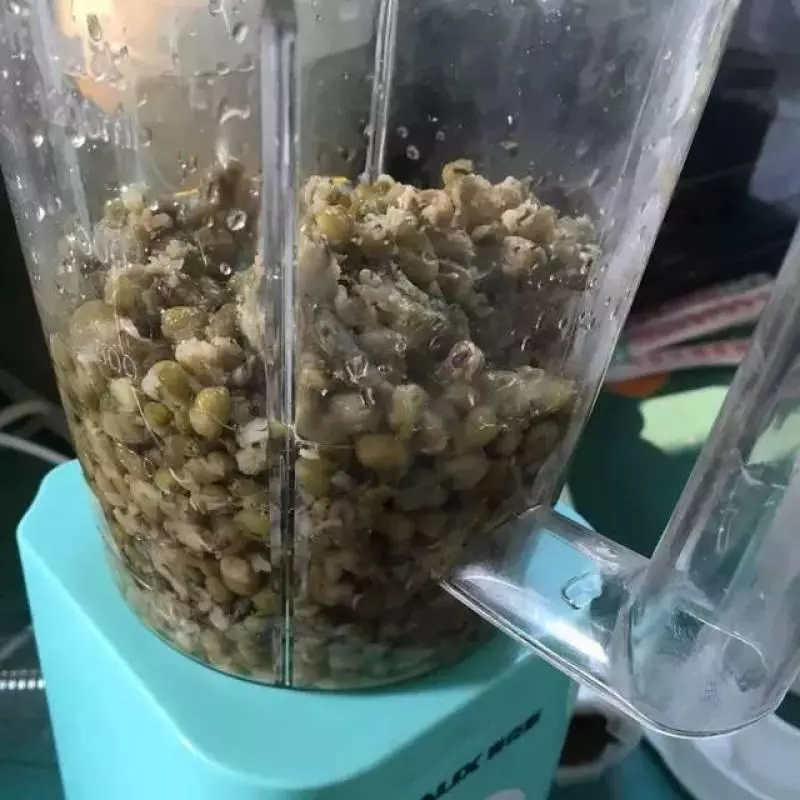 黑芝麻綠豆蔓越莓做出的月餅,低油少糖的餡料~