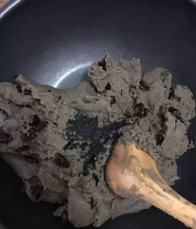 黑芝麻綠豆蔓越莓做出的月餅,低油少糖的餡料~