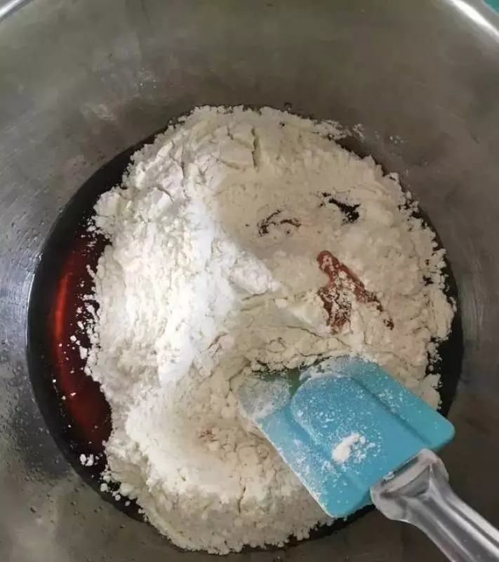 黑芝麻綠豆蔓越莓做出的月餅,低油少糖的餡料~