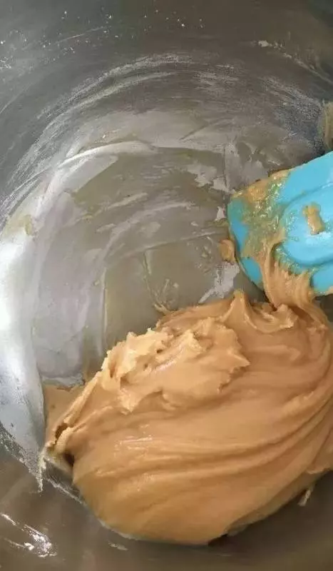 黑芝麻綠豆蔓越莓做出的月餅,低油少糖的餡料~