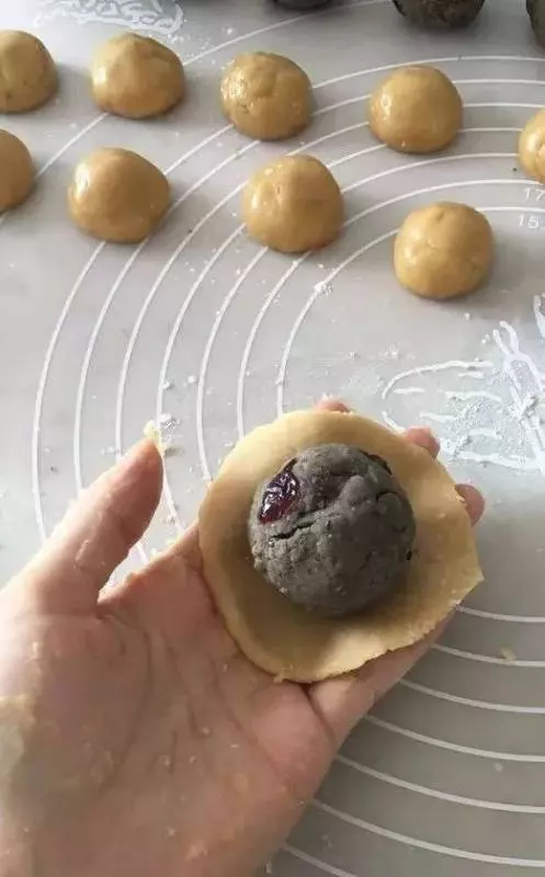 黑芝麻綠豆蔓越莓做出的月餅,低油少糖的餡料~