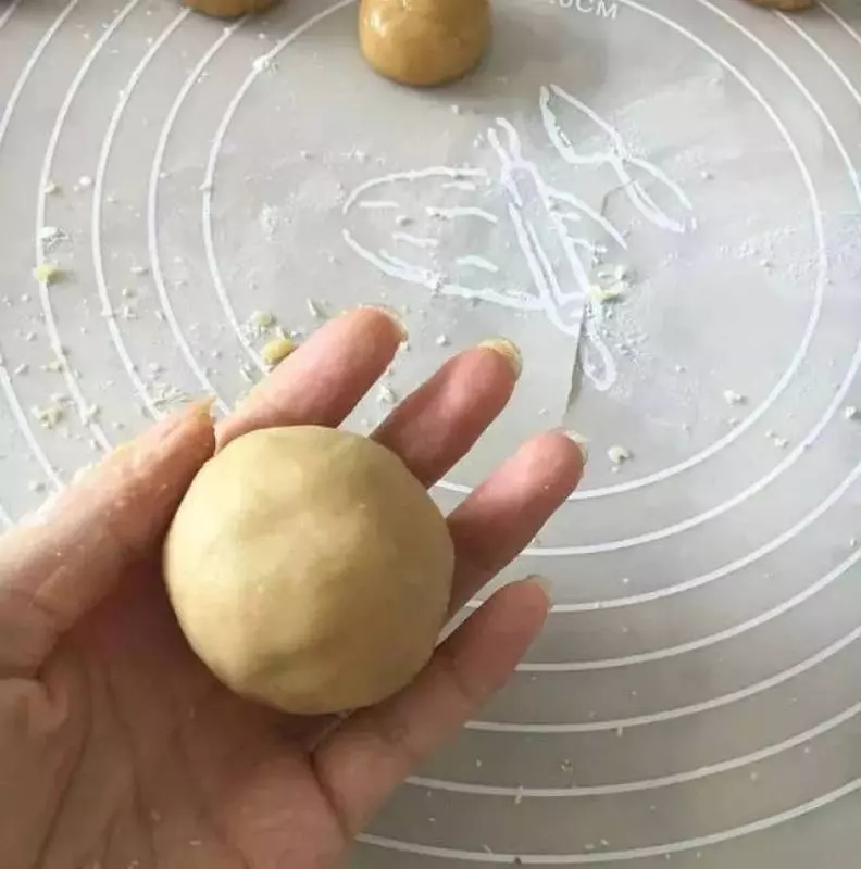 黑芝麻綠豆蔓越莓做出的月餅,低油少糖的餡料~