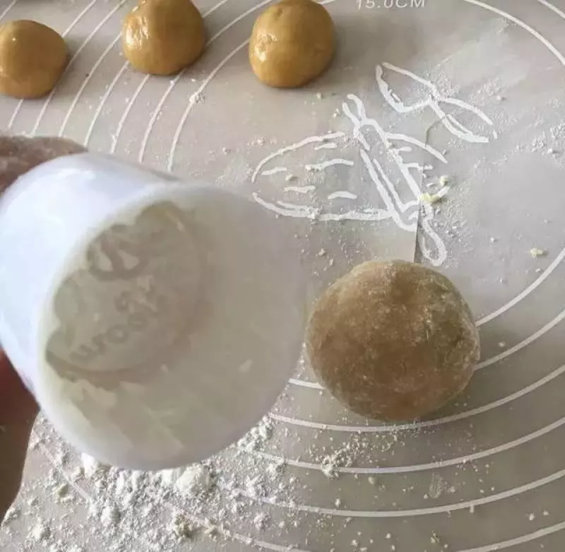 黑芝麻綠豆蔓越莓做出的月餅,低油少糖的餡料~