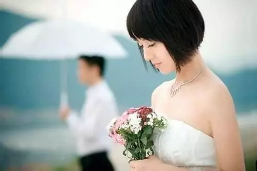 岳父岳母不在,撫養小舅子長大,他結婚時新娘敬酒,我愣在原地