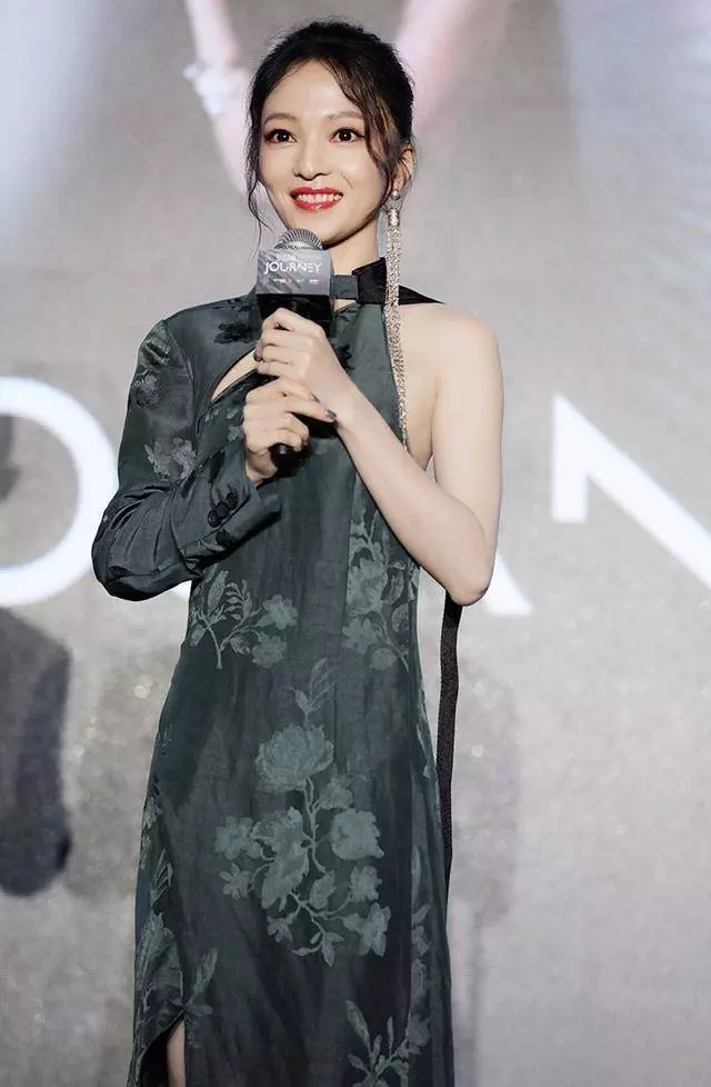 【張韶涵的新造型真美~】中國風開衩裙盡顯好身材,真的已經37歲了?