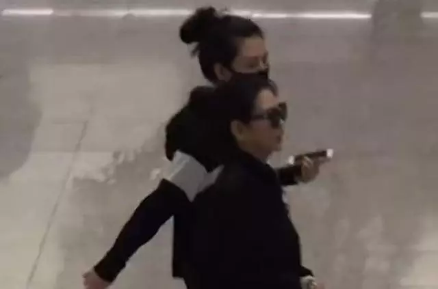 邱淑貞17歲女兒近照曝光,與母親似孖生姐妹,被男同學瘋狂求愛