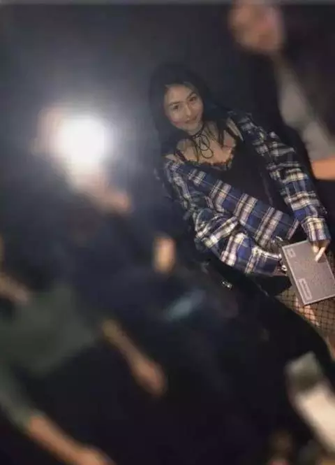 邱淑貞17歲女兒近照曝光,與母親似孖生姐妹,被男同學瘋狂求愛