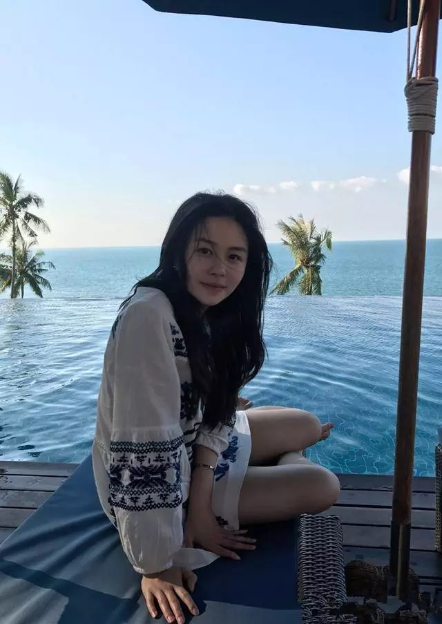 邱淑貞17歲女兒近照曝光,與母親似孖生姐妹,被男同學瘋狂求愛