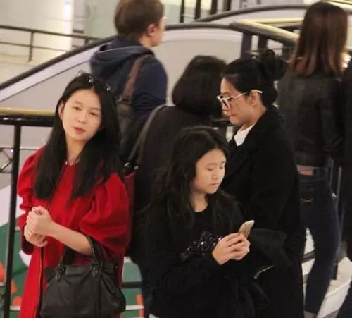 邱淑貞17歲女兒近照曝光,與母親似孖生姐妹,被男同學瘋狂求愛