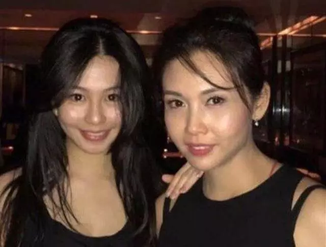 邱淑貞17歲女兒近照曝光,與母親似孖生姐妹,被男同學瘋狂求愛