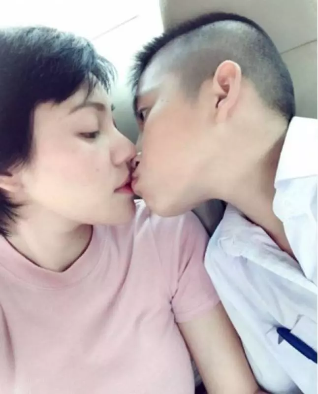 辣媽曬母愛「嘴對嘴親13歲兒子」,PO照「晚上讓兒子一起入睡」網怒轟