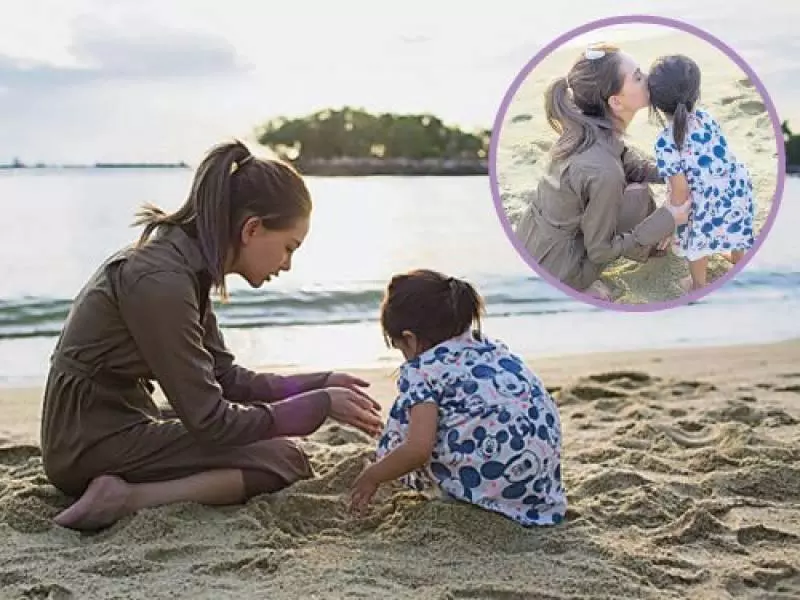 小周周陪昆凌來馬開工 母女海灘玩樂