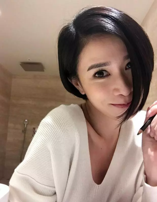 43歲佘詩曼撞衫26歲迪麗熱巴,明明相差17歲,兩人同穿印花一字肩卻氣質爆棚,網友:凍齡只服佘詩曼…